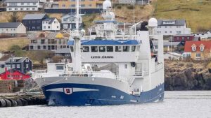 I Fuglefjord landede Katrin Jóhanna i sidste uge en last på 600 tons makrel, som de har fisket i UK farvand foto: Sverri Egholm