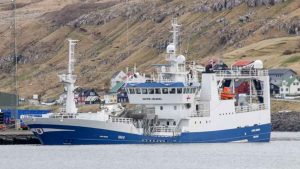 En færøsk trawler fik i sidste uge maskinproblemer under fiskeriet efter makrel i norsk farvand. Trods disse forsinkelser landede skibet alligevel en fornuftig fangst af makrel i Fuglefjord. foto: Kiran J