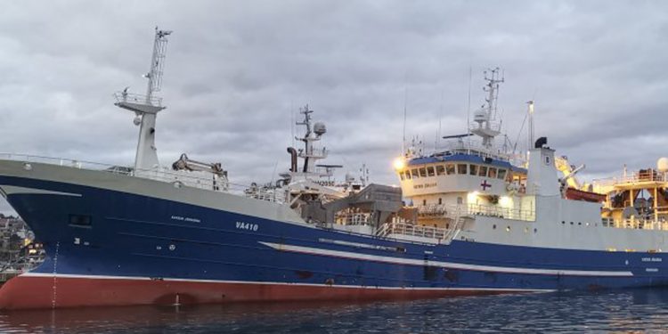 I Fuglefjord landede den færøske trawler Katrin Jóhanna 600 tons sild, som de har fisket ved Færøerne. foto sverri egholm