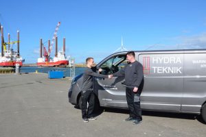 To arbejdskammerater opretter nyt hydraulikfirma  Foto: fra venstre Kim  Stagis (23 år) og Thomas Andreassen (29 år) foran én af  Hydra-Teknik´s nye varevogne - FiskerForum.dk