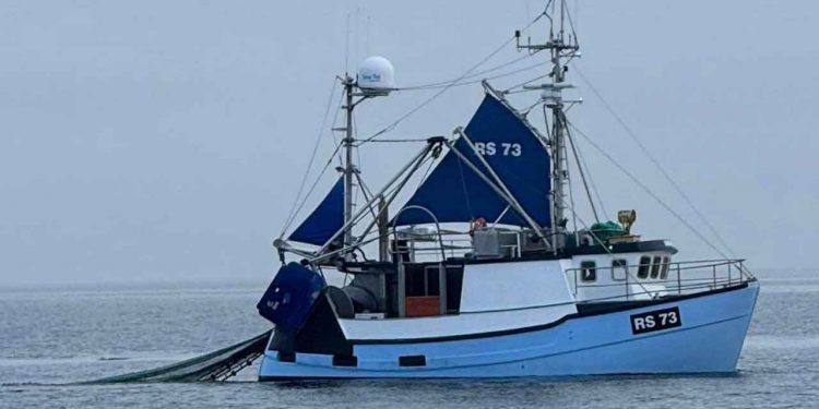 Foreningen »Levende Hav« har gennem mange år været kritisk over for bundtrawlfiskeriet, da de mener, det ofte skader havmiljøet og ødelægger havbunden samt biodiversiteten i de områder, hvor det praktiseres. Foreningen mener, at visse former for bundtrawl – især bomtrawl – er særligt problematisk. foto: RS 73 Annika Bønnerup strand