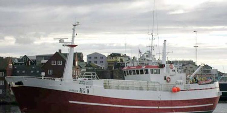 Nyt fra Færøerne uge 5.   Foto: Lineskibet klakkur lander sammen med Eivind og Kambur fangster fra Flemish Cap i St. Pierre - Skipini