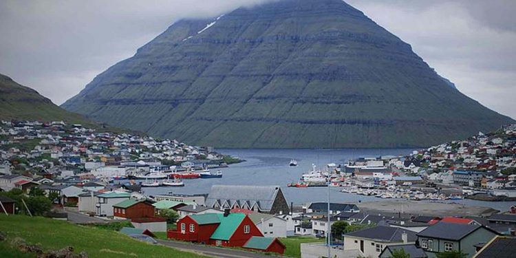 I Klaksvík på øen Bordoy landede den mindre trawler »Dýrindal« 9,3 tons blandet fisk foto: Wikipedia