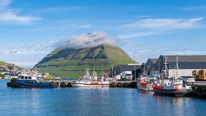 I den færøske havn Klaksvík har der i den forgangne uge været godt gang i losningen, hvor flere af landets større linefartøjer har landet pæne mængder frossen fisk efter solidt fiskeri ved både Island og ud for Færøerne. foto: wikipedia