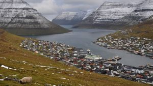 Færøerne: Den næststørste by og vigtigste fiskerihavn har flittige besøg af partrawlerne. foto: wikip