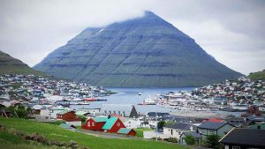 I løbet af den seneste uge har flere partrawlere landet store mængder sej i de færøske fiskerihavne, herunder Klaksvík, Runavík og Hvalba. foto: wikip