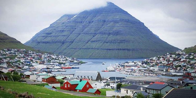 I løbet af den seneste uge har flere partrawlere landet store mængder sej i de færøske fiskerihavne, herunder Klaksvík, Runavík og Hvalba. foto: wikip