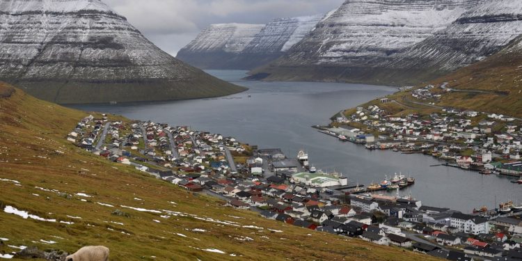 Færøerne: Den næststørste by og vigtigste fiskerihavn har flittige besøg af partrawlerne. foto: wikip