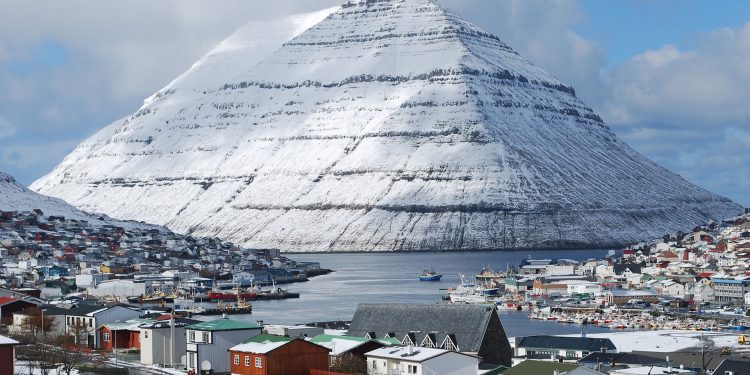 Den næststørste by på Færøerne er Klaksvik der ligeledes også et vigtigt center for fiskeindustrien på Færøerne. Der landes dagligt fisk i sæson, som havtaske, torsk og sej. foto: Wikipedia