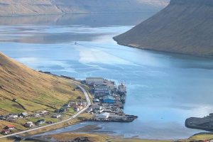 Kollefjord, er én af Færøernes små, men meget travle fiskerihavne, der er beliggende på færøernes største og mest folerige ø Streymoy. foto: wikipedia Erik Christensen