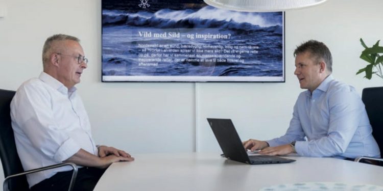 Projektkoordinator Peter Kongerslev (tv.) og Sales Director Kenneth Axen fra Scandic Pelagic arbejder ihærdigt på at fremme afsætningen af Nordsøsild - FF Nyt