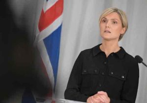 Når Island til august skal stemme om EU-forhandlinger, følger dansk fiskeri spændt med fra sidelinjen. EU-toppen lover nemlig nu »fleksibilitet« for at lokke islændingene – men erfaringerne fra Brexit skræmmer de danske fiskere: Ender de danske kvoter som byttepenge i Bruxelles? foto: wikip