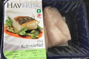 Dansk fisk-mærke på kulmulen  Foto:  Kulmulefilet med fisk-mærket på - Fiskebranchen