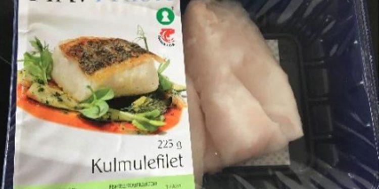 Dansk fisk-mærke på kulmulen  Foto:  Kulmulefilet med fisk-mærket på - Fiskebranchen