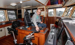 Skipper Adsersens nye to-trawler.  Foto: Fiskeskipper Kurt Adsersen på broen af Vibeke Bram RI 527 - FiskerForum