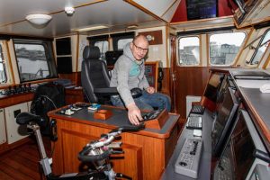 Skipper Adsersens nye to-trawler.  Foto: Fiskeskipper Kurt Adsersen på broen af Vibeke Bram RI 527 - FiskerForum