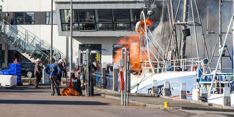 Hurtig indsats ved brand i trækutter   Foto: brand i kutteren RI 262 »Nordstjernen« - FiskerForum