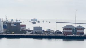 Læsøfærgen er 'omringet' af op til 15 fiskefartøjer, som ikke lige har tænkt sig at lade læsø-færgen ligge til ved færgelejet i Frederikshavn. Den ligger lige nu stille ud for Havnen og afventer tingenes gang. 
foto: snapshot TV2 nord 
