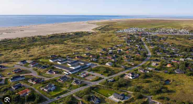 Derfor har Rømø Fiskeriforening nu, med et tilsvarene »kærligt tip og hensyntagen« taget konsekvensen og politianmeldt både Naturstyrelsen og Tønder Kommune for at bringe feriegæster, bygningsarbejdere og sagesløse borgere i akut livsfare.
  foto: wikipedia
