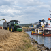Når både landbrug og fiskeri samtidig rammes af kraftigt stigende brændstofpriser, kan regeringen derfor ikke behandle kvælstofkrav, arealomlægning, fiskeribegrænsninger og afgifter som uafhængige beslutninger. foto: FiskerForum.dk AI