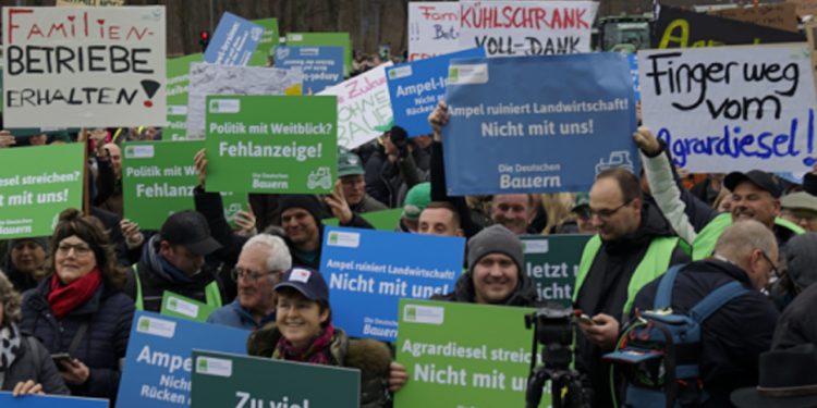 Landmændene er utilfredse med at den tyske regering vil skære i tilskudet til landbruget. foto: Deutscher Bauernverband