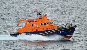Dansk trawler i problemer 60 sømil øst for Lerwick Shetlandsøerne foto: RNLI og MarkBaerry