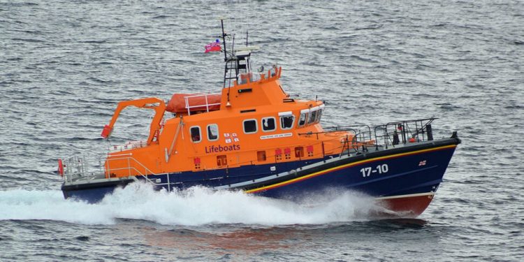 Dansk trawler i problemer 60 sømil øst for Lerwick Shetlandsøerne foto: RNLI og MarkBaerry
