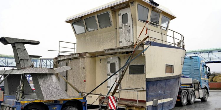 Heldigvis genbruges mange dele igen og det er da også tilfældet med fiskerfartøjet »Line Charlotte« der blev leveret af Bredgaard Boats i Rødby tilbage i ​​2019. Nu skal fartøjets styrehus monteres på en norsk pram, »Mikael 1«. foto: Dorit Derksen