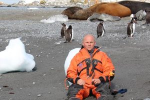 Ludvig Ahm Krag på Powel Island under et forskningstogt ombord på en krilltrawler ved Antarktis. Krillfiskeriet er et af verdens teknologisk mest avancerede fiskerier. Foto: Bjørn Arne Krafft.