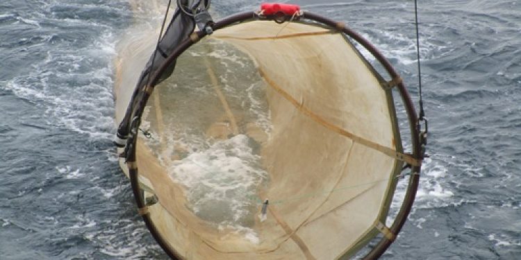 DTU forsker får Velux midler til kortlægning af affald i Nordsøen. foto:Der er små flowmetre inde i planktonnettet som giver mulighed for at kvantificere