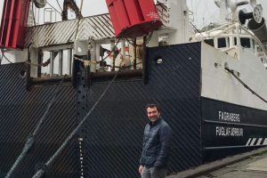 Patenteret verdensnyhed kommer med på DanFish 2017.  foto: Skipper Øssur Hentze på kajen foran den færøske trawler »Fagraberg« rigget med MLD trawlskovle