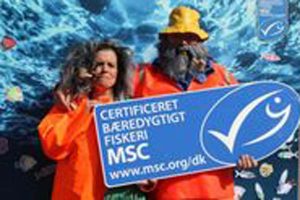 MSC certificerede fiskeprodukter hitter i Danmark.  Foto: fra  MSC videoen - Fiskeriminister Karen Hækkerup holder skiltet med anden kampagnedeltager - MSC