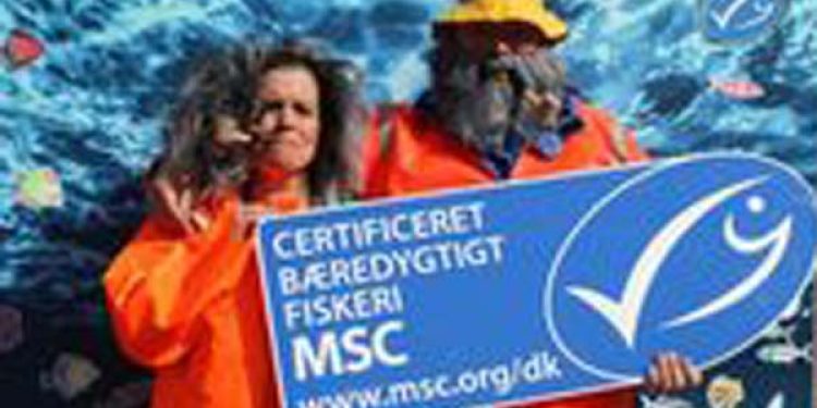 MSC certificerede fiskeprodukter hitter i Danmark.  Foto: fra  MSC videoen - Fiskeriminister Karen Hækkerup holder skiltet med anden kampagnedeltager - MSC
