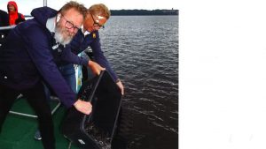 Den danske MEP og næstformand for EU's Fiskeriudvalg, Asger Christensen, og den slesvig-holstenske økonomiminister, Claus Ruhe Madsen, som begge er engageret i at bevare det traditionelle ålefiskeri
foto: Fischerblatt