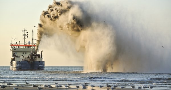 Til at hjælpe med opgaven er verdens største sandsuger Njord R kommet på arbejde i den vestjyske havneby. Den skal pumpe 300.000 kubikmeter sand op fra bunden af kanalen med 1000 kubikmeter i timen. arkivfoto: Rhode Nielsen