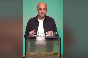 I videoen svinger ministeren et net og sammenligner trawlfiskeri med at »rive havbunden op« – en karikeret og useriøs fremstilling, der ikke tager højde for hverken moderne fiskerimetoder eller de danske fiskeres mangeårige arbejde med at passe på havmiljøet. snapshot