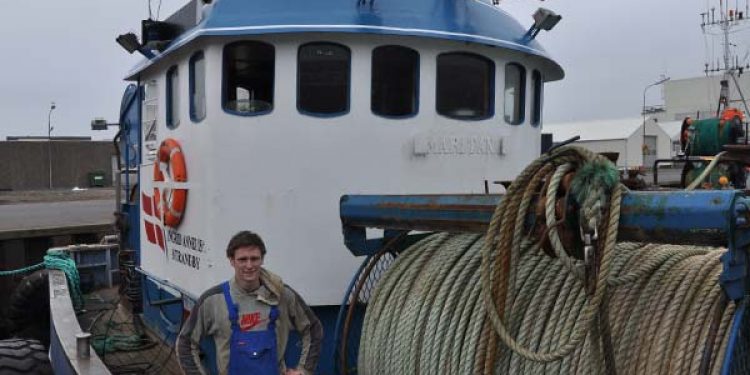 Ung fisker fra Thyborøn står nu selv ved roret.  Foto: fiskeskipper Matin Kynde ved nyerhvervelsen L 232 Tove Kynde i Thyborøn Havn - RCS