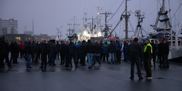 »Det helt urimeligt, at de 15 fiskefartøjer nu får en orienteringsskrivelse. For det første er der stadigvæk ikke noget juridisk grundlag for at installere kamera på disse fartøjer, og for det andet har myndigheder nu skabt kæmpe usikkerhed om fremtiden for de berørte fiskere,« siger formand for Danmarks Fiskeriforening, Svend-Erik Andersen.