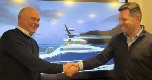 MEST CEO Mouritz Mohr og Varðin CEO Bogi Jacobsen underskrev kontrakten for den nye frysetrawler. foto: MEST Shipyard