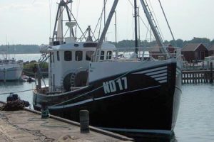 Nexø trawler får EU parlamentariker med til søs.  Arkivfoto: R499 Mickentho fra før den fik sit nye nr. og navn. fotograf:  KristianO
