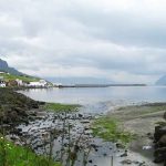 På den vestlige del af Vágar, den tredjestørste ø på Færøerne, ligger den driftige bygd Miðvágur foto Wikipedia