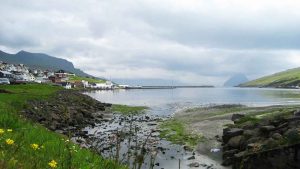 På den vestlige del af Vágar, den tredjestørste ø på Færøerne, ligger den driftige bygd Miðvágur foto Wikipedia