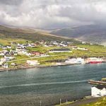 Der har været pæn aktivitet på havnen i Miðvágur i den forgangne uge, hvor flere mindre trawlere har landet fangster til forarbejdning hos Snarfrost. Fiskeriet har især været præget af torsk og havtaske fanget i færøsk farvand, og alle fartøjer meldes at have haft et tilfredsstillende fiskeri. foto: youtube