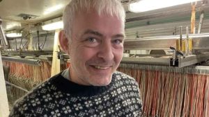 Skipper Mikkjal Pauli Lamhauge fortæller, at besætningen først gennemførte nogle dages prøvetur i færøsk farvand for at sikre, at alt teknisk udstyr fungerede optimalt. foto: sm- Fiskur.fo