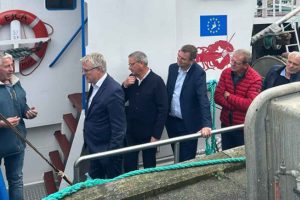 I sidste uge var der fint besøg på Bønnerup Havn, hvor minister for fødevarer, landbrug og fiskeri, Jacob Jensen (V), lagde vejen forbi. Et møde i den virkelige verden langt fra ministeriets kontorer i Holbergsgade i København. Baggrunden var den politiske fiskeriaftale, der tidligere på sommeren blev indgået mellem regeringen og partier fra både højre og venstre side af Folketinget. En aftale med en bagside for fiskerne på Djursland, der bliver ramt af forbud mod bundtrawl i deres fiskeområder. Et forbud der rammer hårdt og sætter fremtiden for Bønnerup og Grenaa Havn på spil. foto: Bønnerup Havn