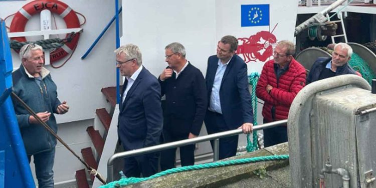 I sidste uge var der fint besøg på Bønnerup Havn, hvor minister for fødevarer, landbrug og fiskeri, Jacob Jensen (V), lagde vejen forbi. Et møde i den virkelige verden langt fra ministeriets kontorer i Holbergsgade i København. Baggrunden var den politiske fiskeriaftale, der tidligere på sommeren blev indgået mellem regeringen og partier fra både højre og venstre side af Folketinget. En aftale med en bagside for fiskerne på Djursland, der bliver ramt af forbud mod bundtrawl i deres fiskeområder. Et forbud der rammer hårdt og sætter fremtiden for Bønnerup og Grenaa Havn på spil. foto: Bønnerup Havn
