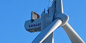 En dramatisk hændelse udspillede sig onsdag aften på Hirtshals Havn, da én af havnens vindmølle pludselig tabte en af sine vinger – trods næsten vindstille. Området blev hurtigt afspærret, mens redningsberedskabet rykkede ud. foto: Hanne Vinther Nielsen