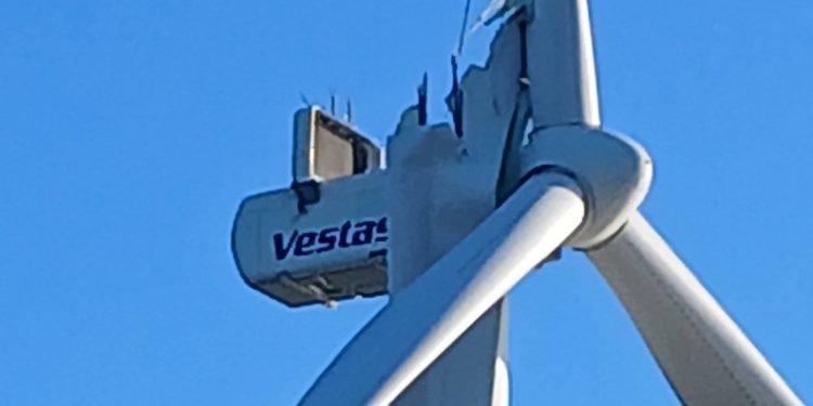 Read more about the article 150 meter høj vindmølle mister vinge på Hirtshals Havn
