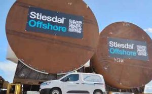 Med ankomsten af havnens hidtil største fragtskib og håndteringen af stålkomponenter på op mod 550 tons slår Hvide Sande Havn sin position fast som en nøglespiller i det grønne erhvervseventyr i Nordsøen. En massiv udvidelse af bagarealet skal nu gøre havnen klar til endnu flere sværgodsprojekter. foto: HvideSandeHavn