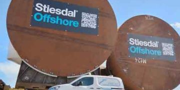 Med ankomsten af havnens hidtil største fragtskib og håndteringen af stålkomponenter på op mod 550 tons slår Hvide Sande Havn sin position fast som en nøglespiller i det grønne erhvervseventyr i Nordsøen. En massiv udvidelse af bagarealet skal nu gøre havnen klar til endnu flere sværgodsprojekter. foto: HvideSandeHavn
